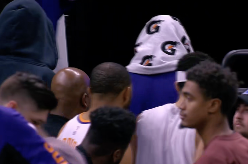 九游体育app - cba赛后有球迷在马路上呼喊不当言论 