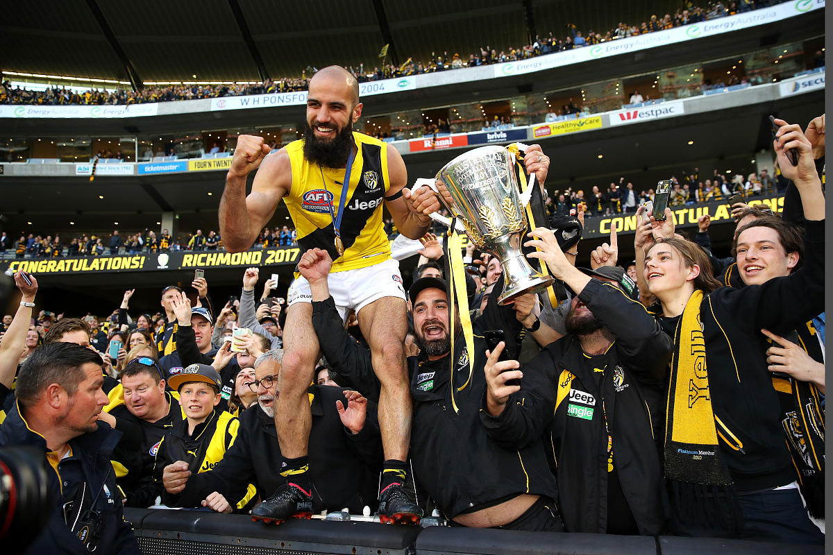 九游官网体育 -集结日波尔图调整名单以备NBA总决赛，豪取连胜环节打磨，球迷炸锅，身体对抗强度拉满的简单介绍